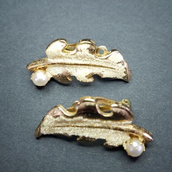 Vintage KRAMER Clip On EARRINGS Gold Tone Figural Leaf With Faux Pearl - Picture 7 of 7